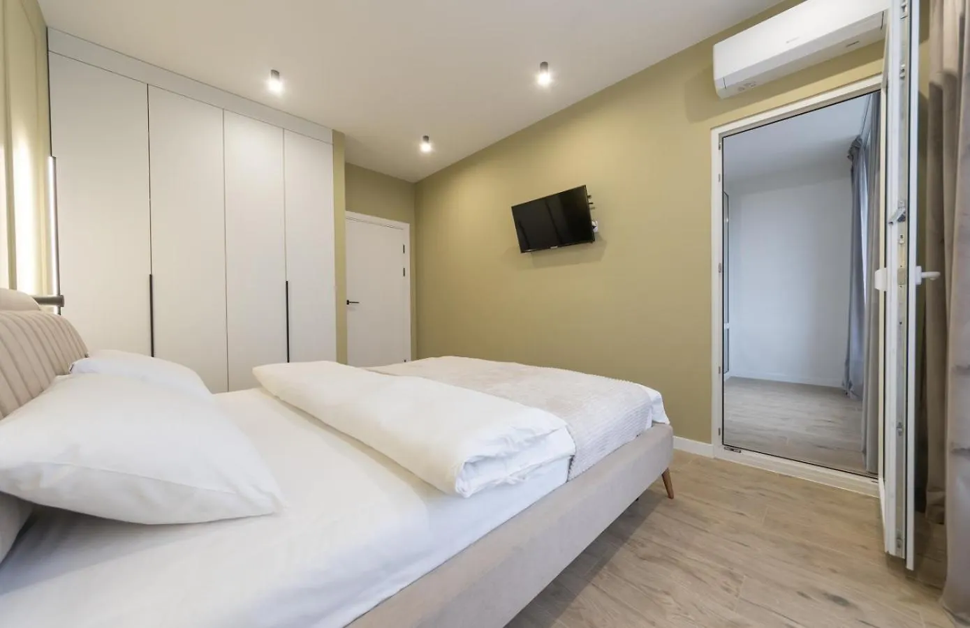 Luxury Apartment Near Metro Station Osokorky Kiev